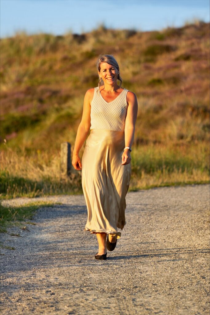 Vivian in gele jurk in de natuur, lifecoaching in Noord-Holland