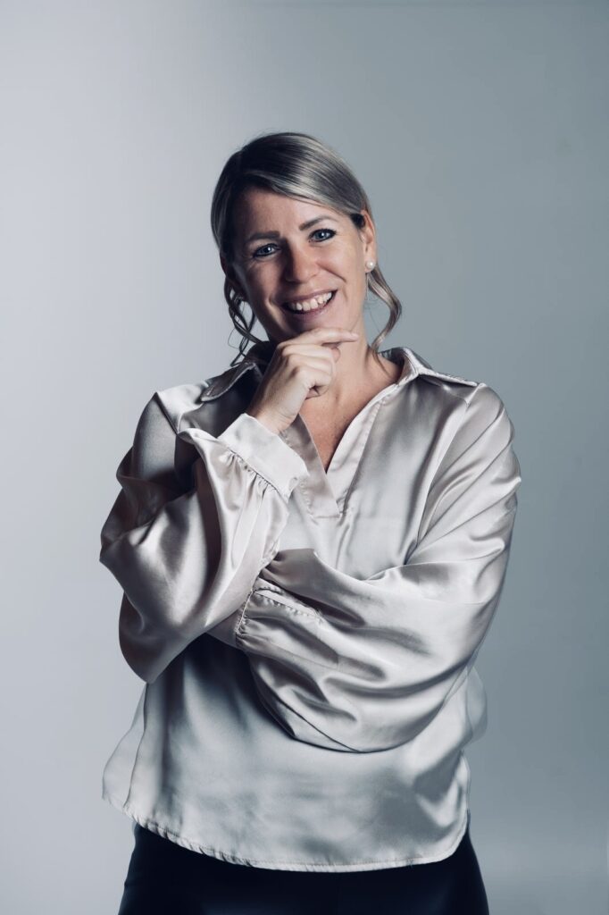 Portret van Vivian in witte blouse, zakelijke coaching in Schagen